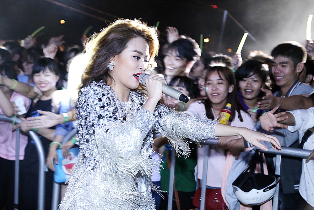 khán giả xé rào gặp Sơn Tùng M-TP ảnh 6 khan gia xe rao gap Son Tung M-TP anh 6