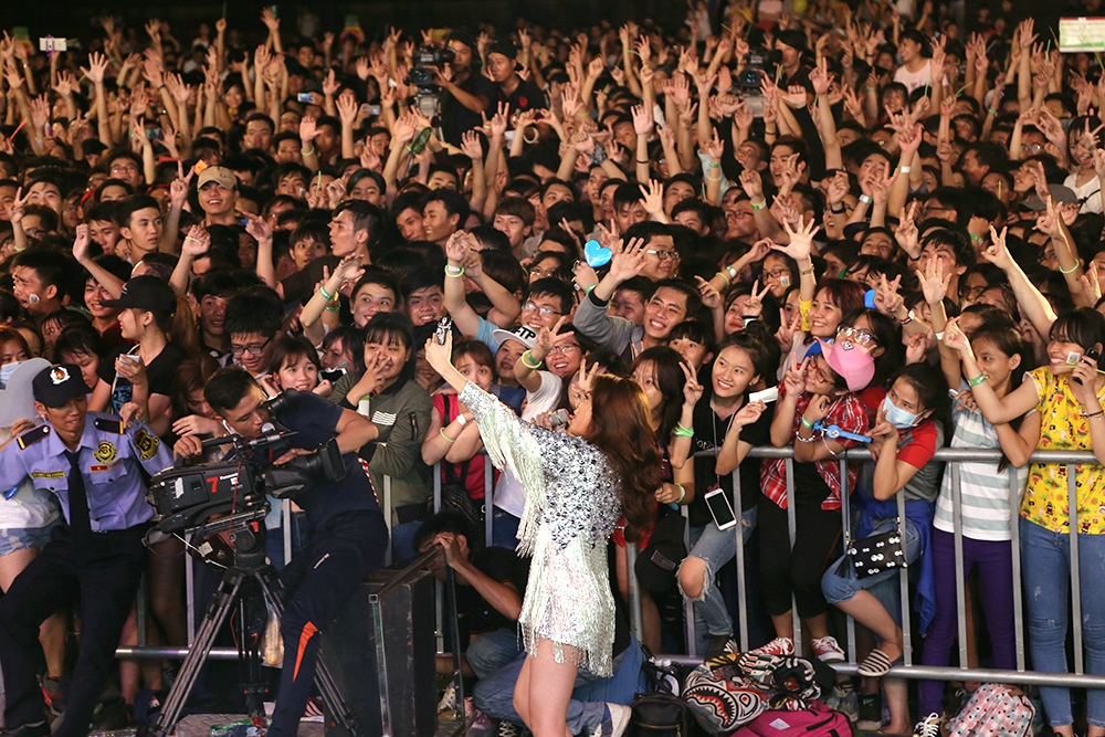 khán giả xé rào gặp Sơn Tùng M-TP ảnh 4 khan gia xe rao gap Son Tung M-TP anh 4