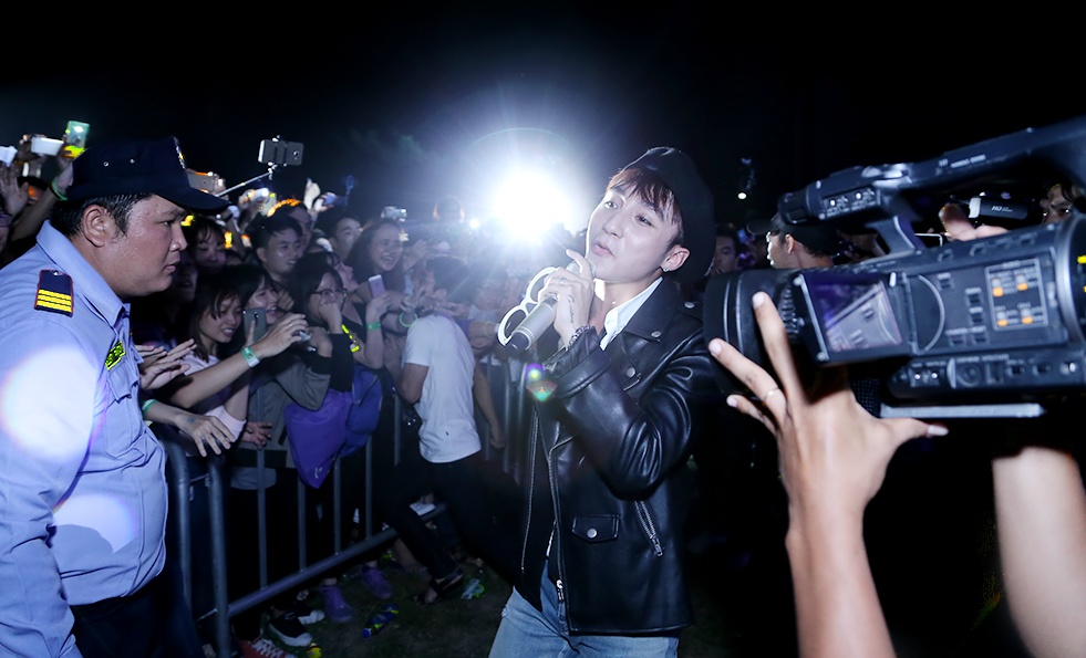 khán giả xé rào gặp Sơn Tùng M-TP ảnh 3 khan gia xe rao gap Son Tung M-TP anh 3