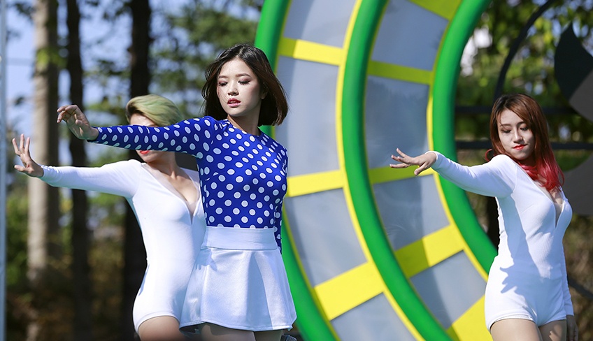 khán giả xé rào gặp Sơn Tùng M-TP ảnh 12 khan gia xe rao gap Son Tung M-TP anh 12