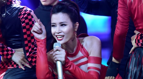 Dong Nhi quyen ru, Isaac nhay sung o giai HTV Awards hinh anh