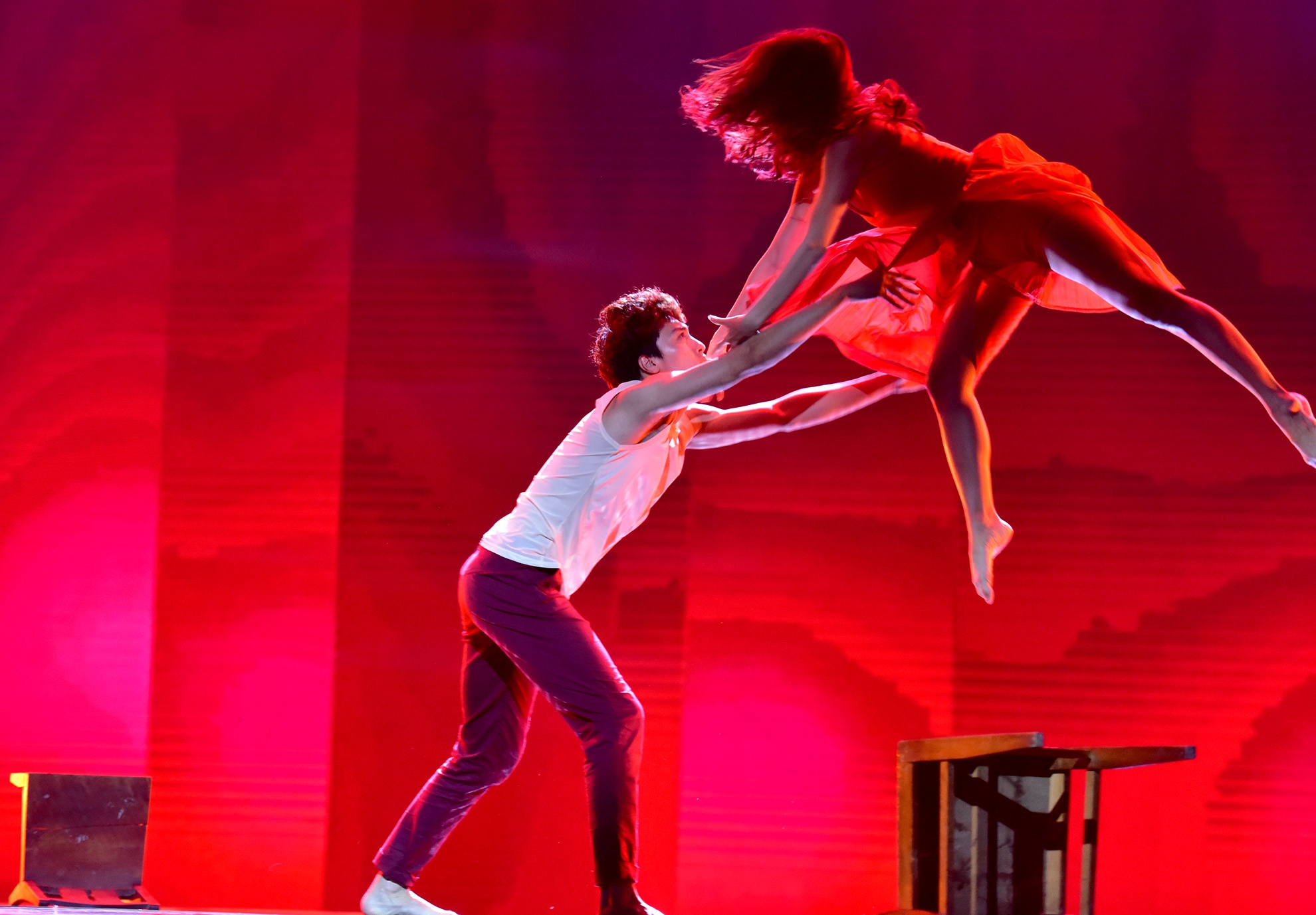 Dong Nhi va Isaac quyen ru tren san khau anh 12