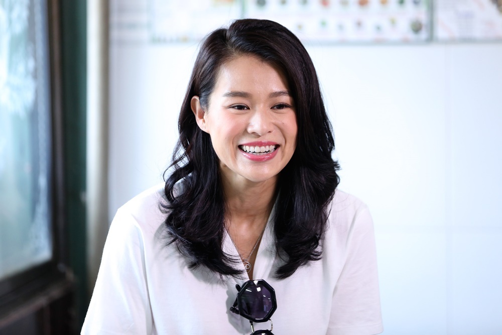 Vợ chồng Hồ Hạnh Nhi đội nón ăn phở ảnh 5 Vo chong Ho Hanh Nhi doi non an pho anh 5