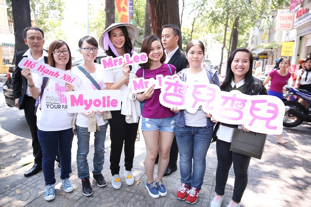 Vợ chồng Hồ Hạnh Nhi đội nón ăn phở ảnh 1 Vo chong Ho Hanh Nhi doi non an pho anh 1