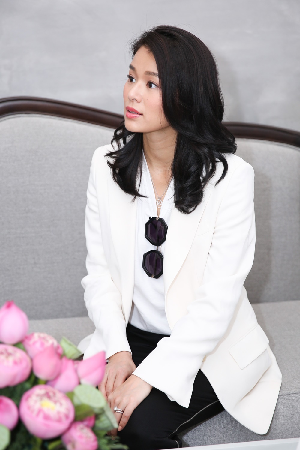 Vợ chồng Hồ Hạnh Nhi đội nón ăn phở ảnh 7 Vo chong Ho Hanh Nhi doi non an pho anh 7