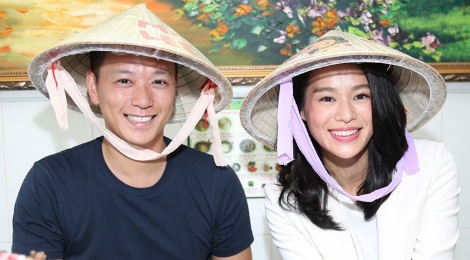 Vo chong Ho Hanh Nhi doi non la di an pho o Sai Gon hinh anh