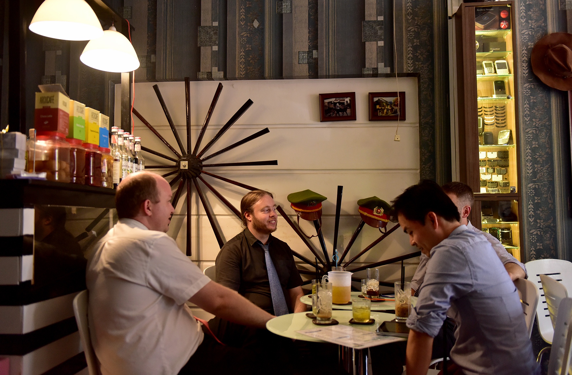 vo Nguyen Hoang mo quan ca phe anh 3