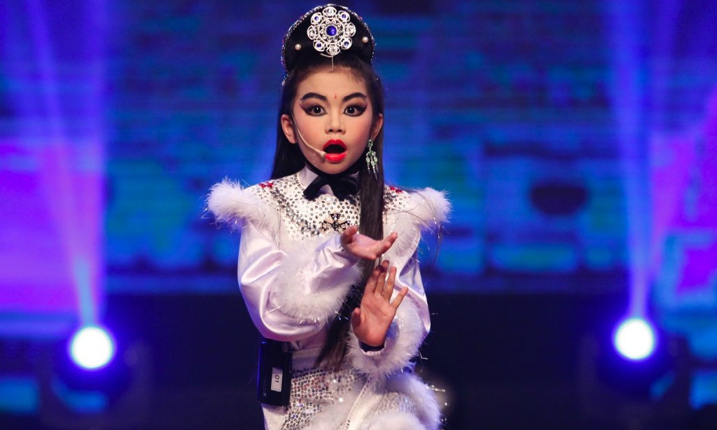 Thi sinh 7 tuoi hat cheo gay kinh ngac hinh anh