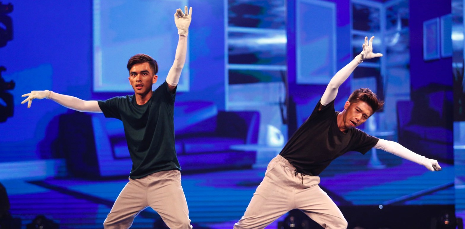 Hai chang trai popping khien giam khao phat cuong hinh anh