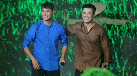 Van Quang Long, Uyen Trang hat ve mien Tay bi ngap man hinh anh