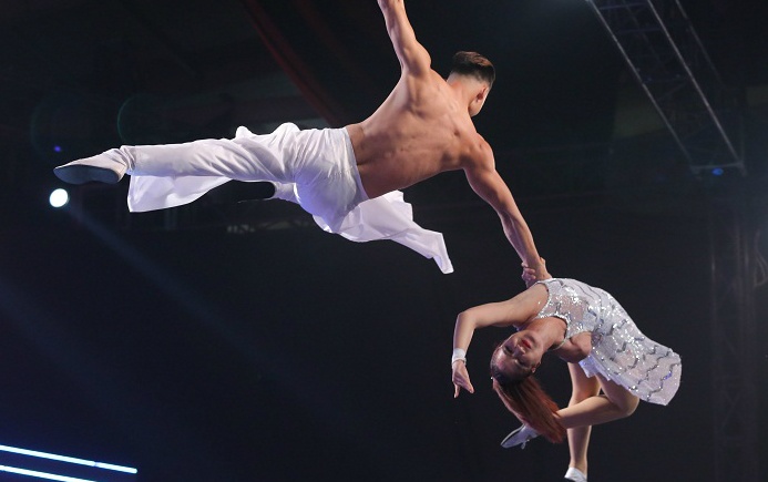 Dien vien xiec Phuong Dong va ban dien hon nhau tren khong hinh anh