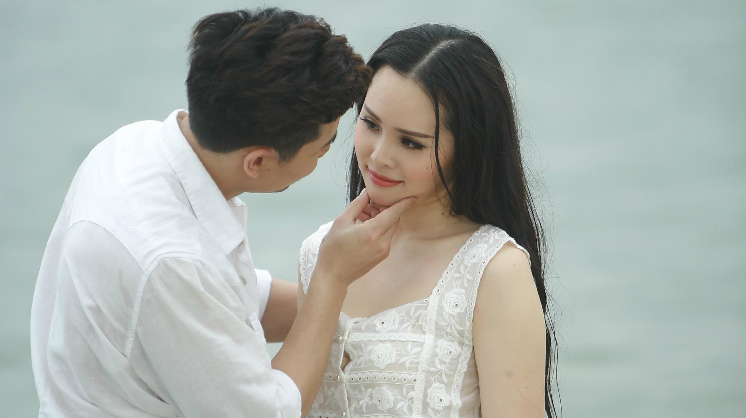 MV Bot bien cua Le Trinh hinh anh