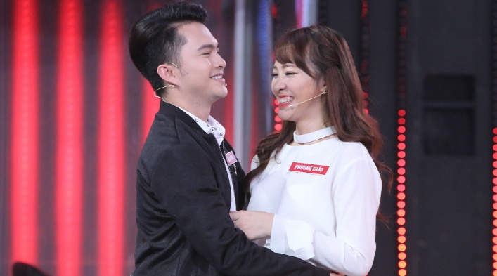 Nam Cuong hon vo tren song truyen hinh hinh anh