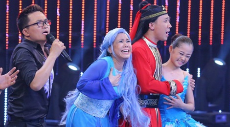 Viet Huong - Tran Thanh om nhau khoc tren truyen hinh hinh anh