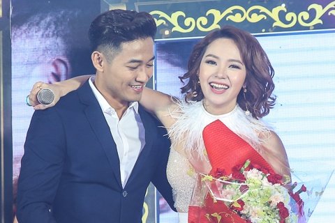 Quy Binh - Minh Hang tinh tu tren tham do hinh anh