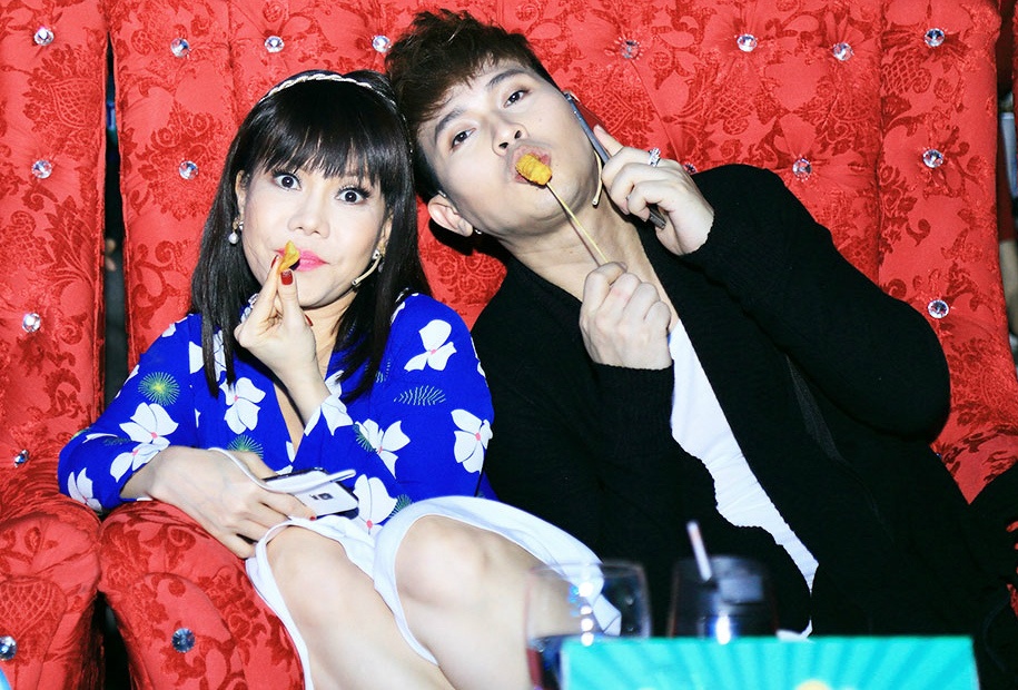 Mẹ Trấn Thành chăm sóc con trai ảnh 8 Me Tran Thanh cham soc con trai anh 8