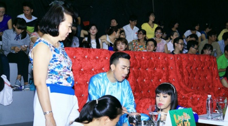 Tran Thanh duoc me cham soc o truong quay hinh anh