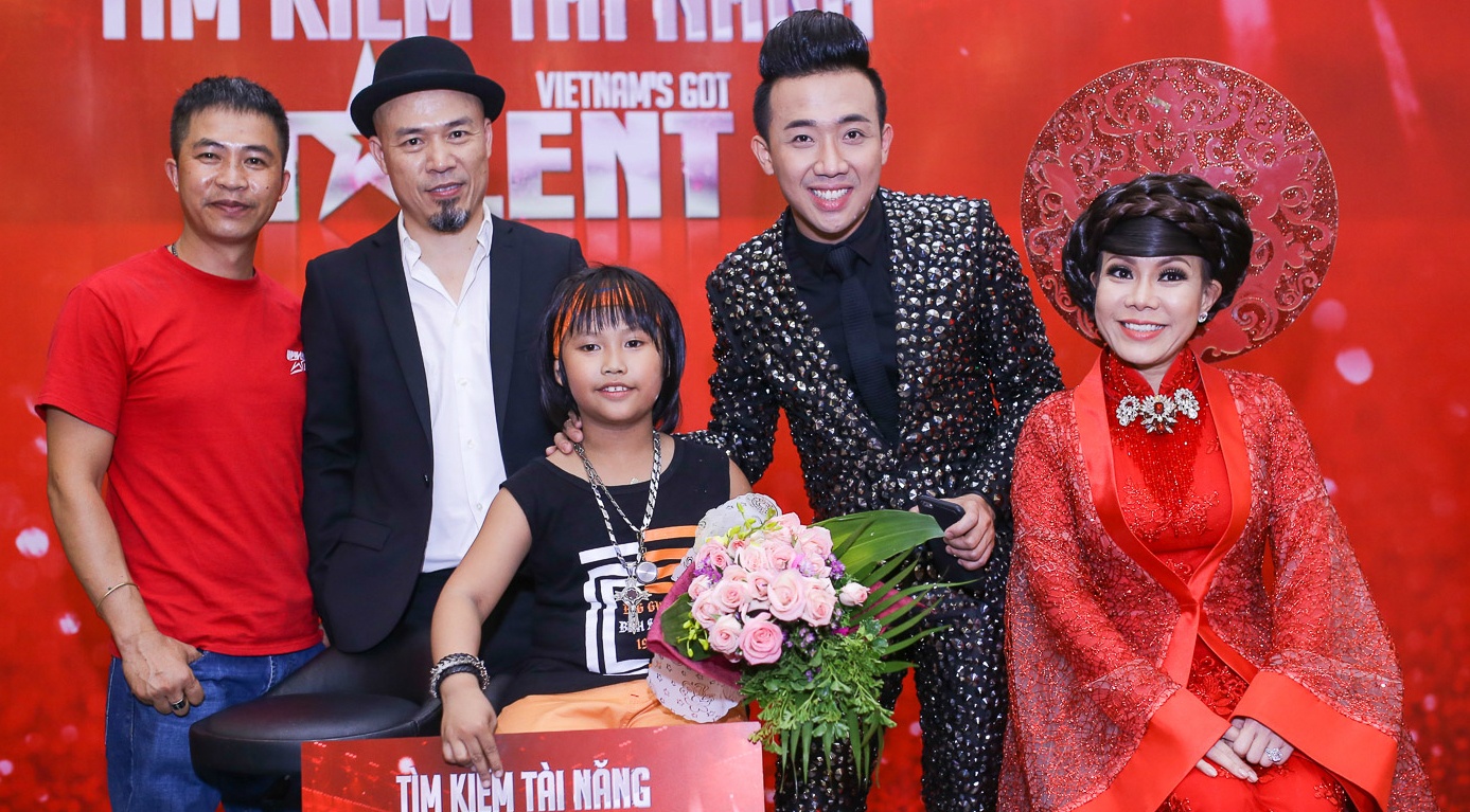 Bo con Trong Nhan chia se niem vui chien thang hinh anh