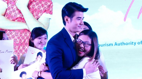 Fan Viet sung suong duoc Mario Maurer om hinh anh