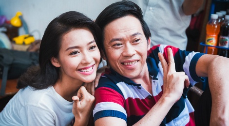 Hoai Linh than thiet voi hot girl Kha Ngan tren truong quay hinh anh