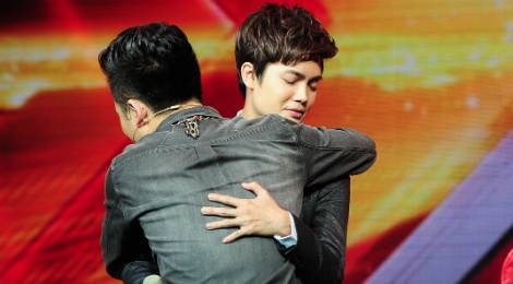 Chang trai hat tang me gia dau om gay xuc dong o X Factor hinh anh