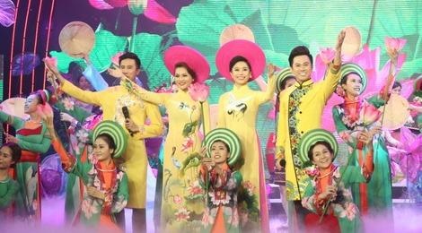 Hoai Linh xuc dong truoc lich su hao hung cua dan toc hinh anh