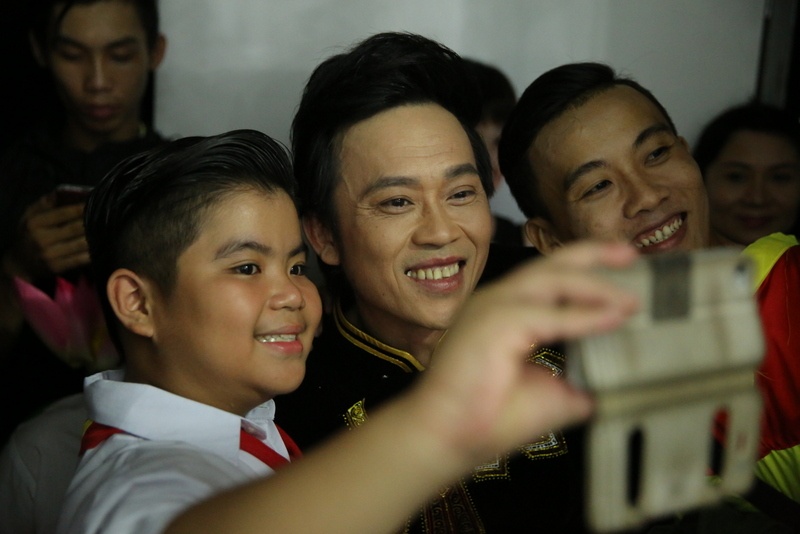 Phi Nhung duoc fan tang qua anh 10