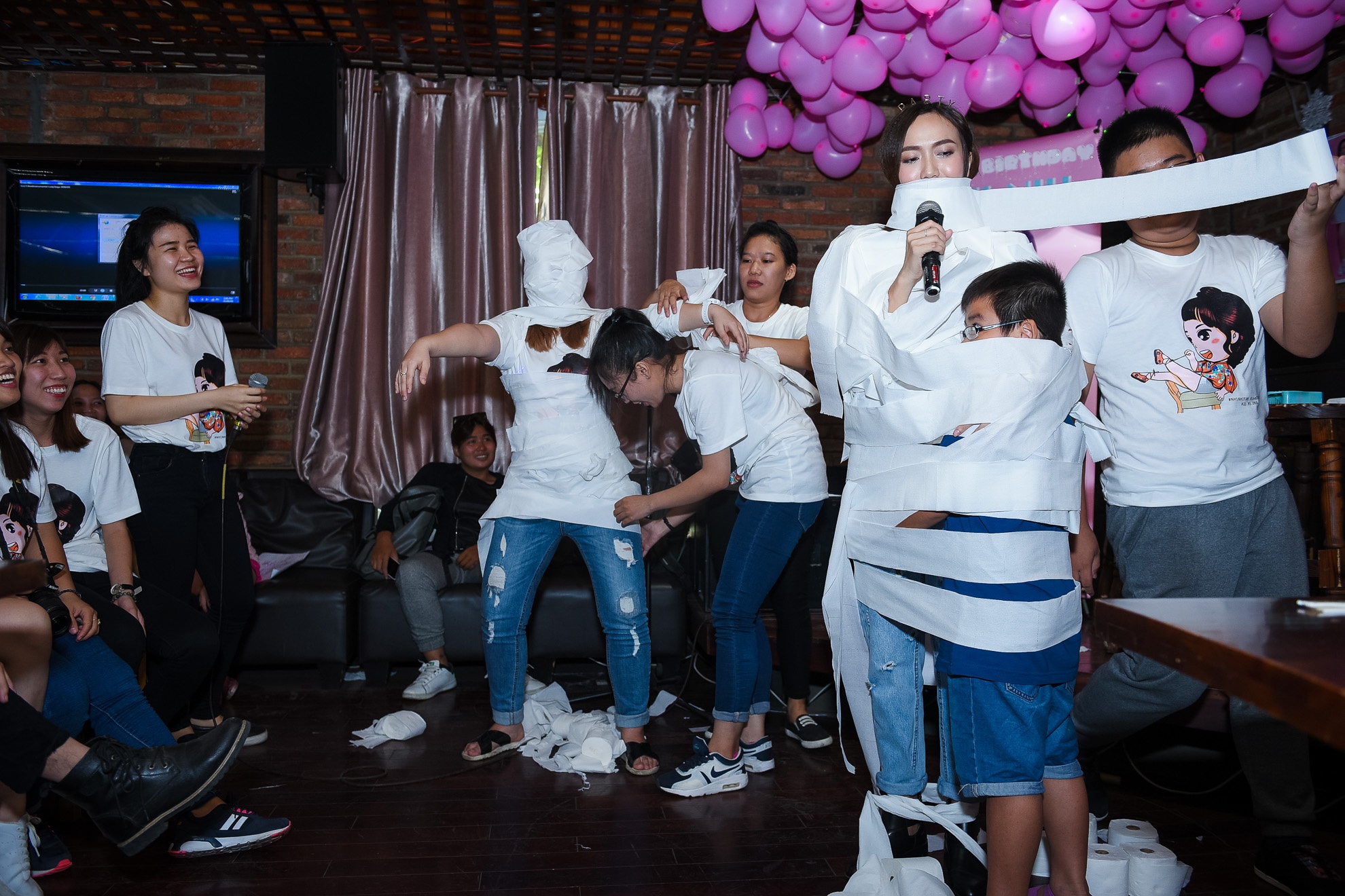 Dieu Nhi hop fan mung sinh nhat anh 6