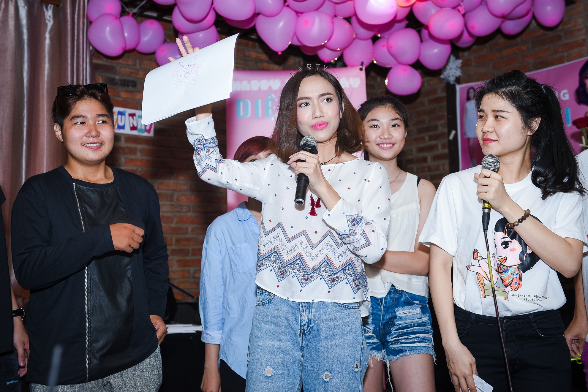 Dieu Nhi hop fan mung sinh nhat anh 2