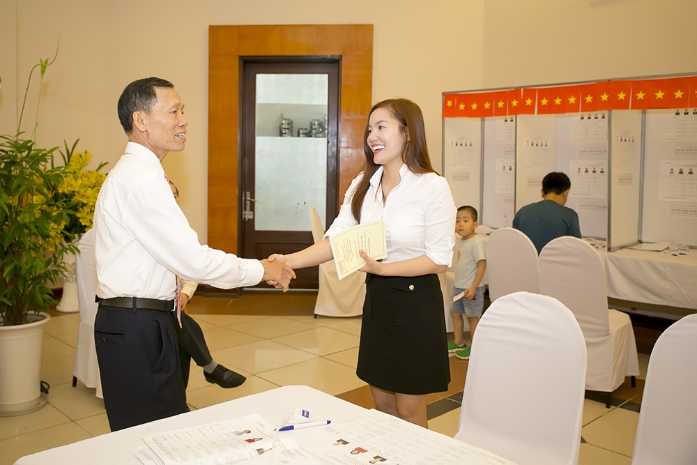 ca sĩ Ngọc Anh bầu cử quốc hội ảnh 6 ca si Ngoc Anh bau cu quoc hoi anh 6