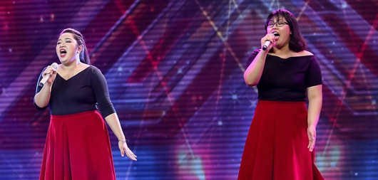 Ba co gai mum mim gay an tuong manh ve giong hat hinh anh