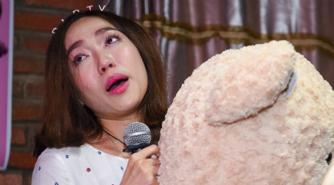 Dieu Nhi bat khoc vi duoc fan to chuc sinh nhat hinh anh