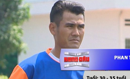 Phan Thanh Binh va dong doi thua cac cau thu nhi hinh anh