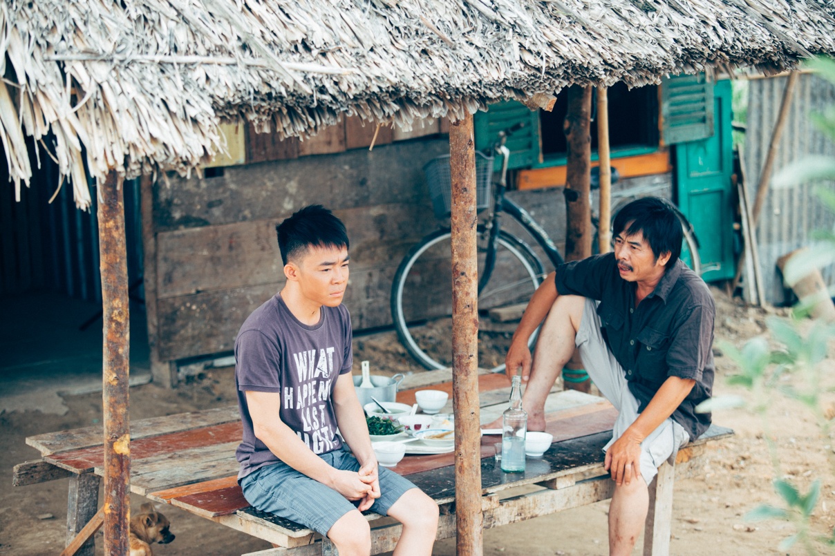 chàng trai bán kẹo kéo tung MV ảnh 1 chang trai ban keo keo tung MV anh 1