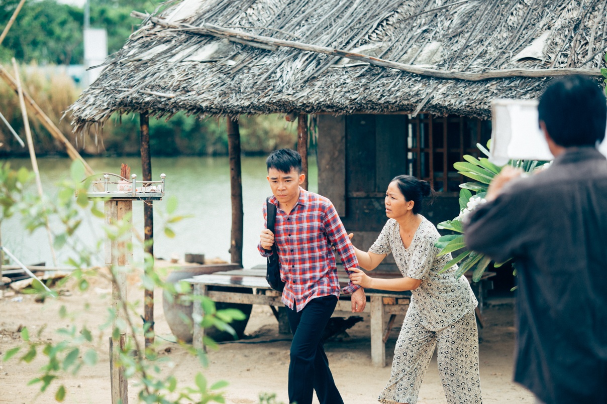 chàng trai bán kẹo kéo tung MV ảnh 2 chang trai ban keo keo tung MV anh 2