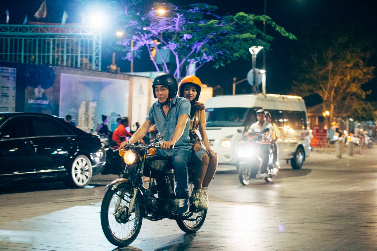 chàng trai bán kẹo kéo tung MV ảnh 6 chang trai ban keo keo tung MV anh 6