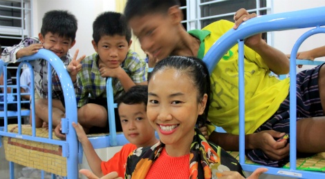 Doan Trang trao 10 chiec giuong cho tre mo coi hinh anh