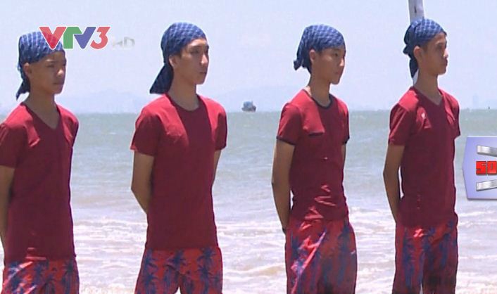 Hai doi thi cuop co tren bien hinh anh