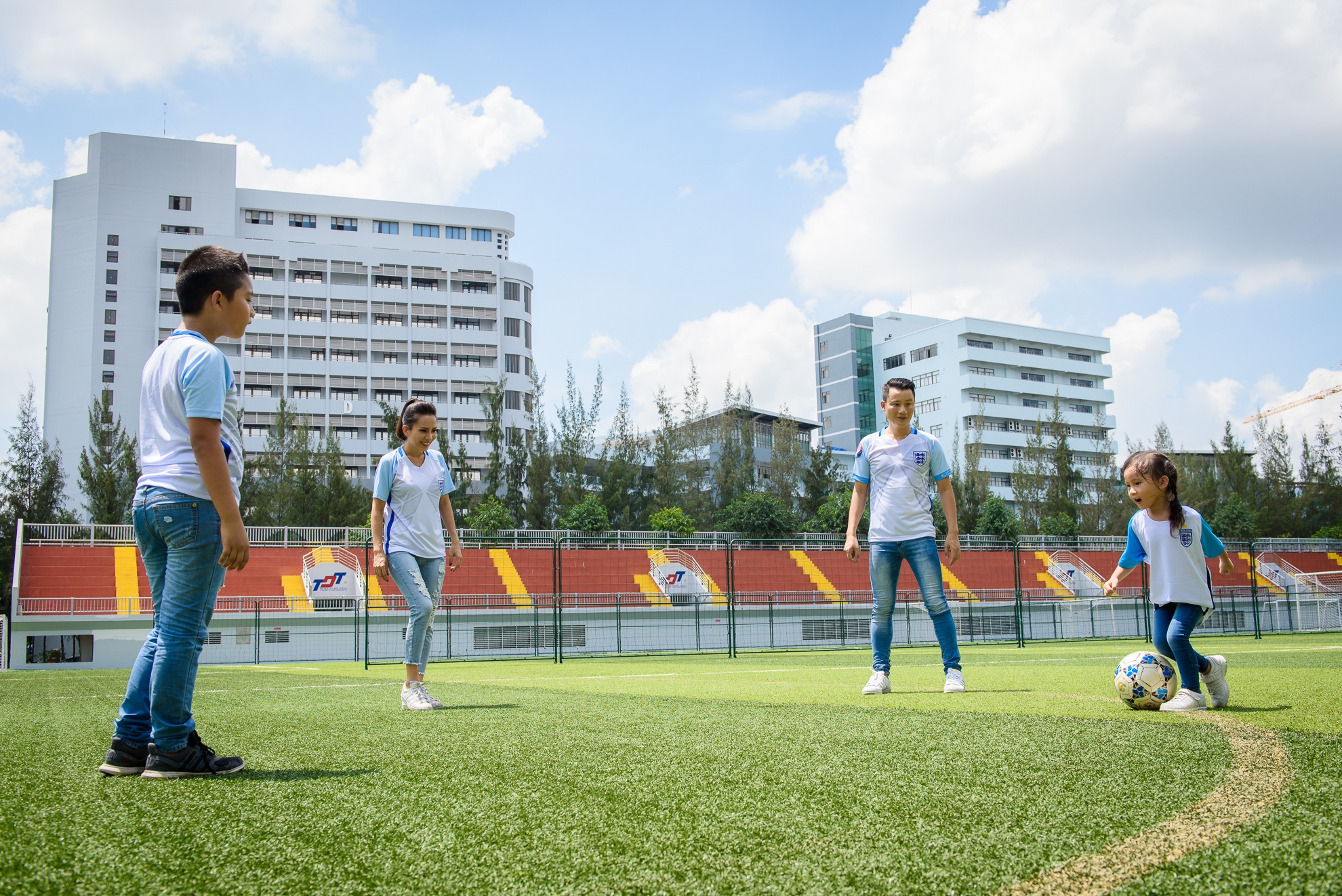 Hoàng Bách cổ vũ Euro 2016 ảnh 8 Hoang Bach co vu Euro 2016 anh 8