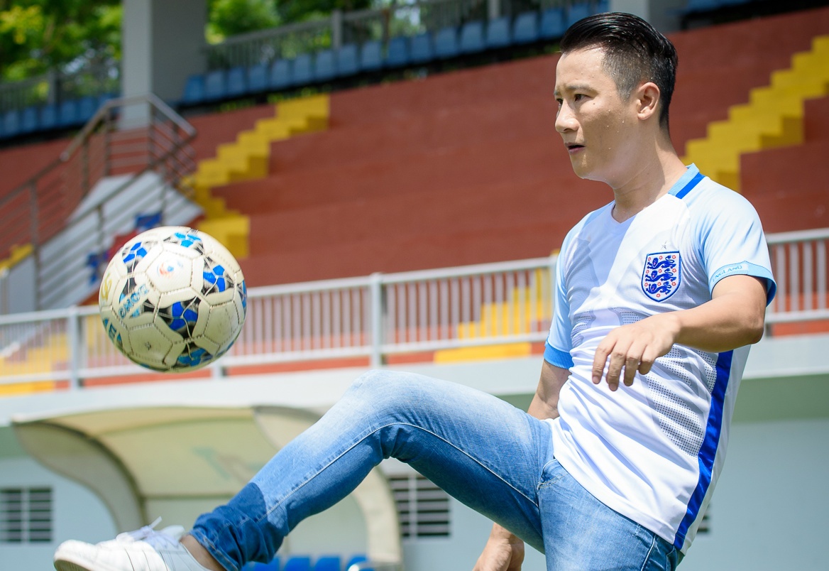 Hoang Bach va con trai hat We Are The Champions hinh anh