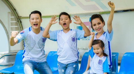 Hoang Bach dua vo con ra san bong co vu doi tuyen Anh hinh anh