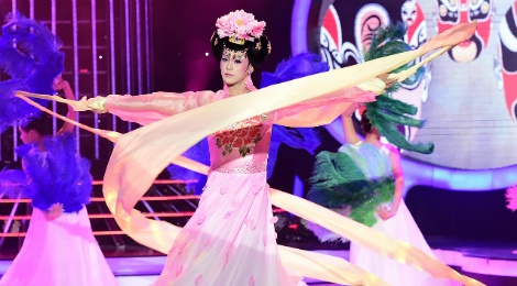 Phan Ngoc Luan gia gai 'dep chet duoc', am 100 trieu dong hinh anh