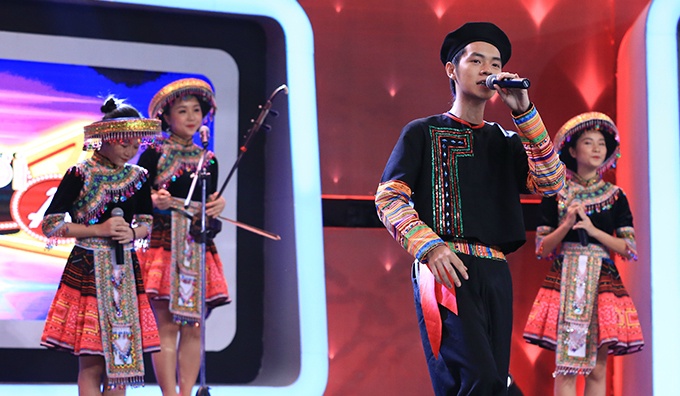 Tran Thanh tang tien cho co gai choi dan nhi hinh anh