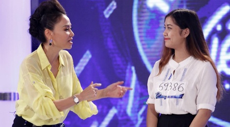 Thu Minh day thi sinh Vietnam Idol cach hat la loi hinh anh