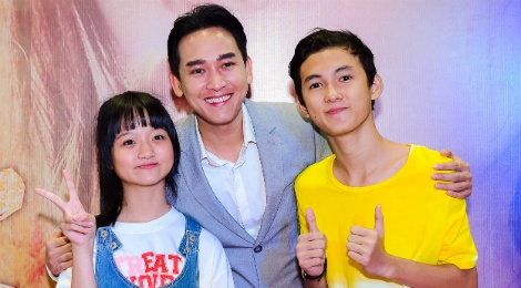 Sao Viet hao huc xem phim 'Soi, hoi ket' cua Song Joong Ki hinh anh