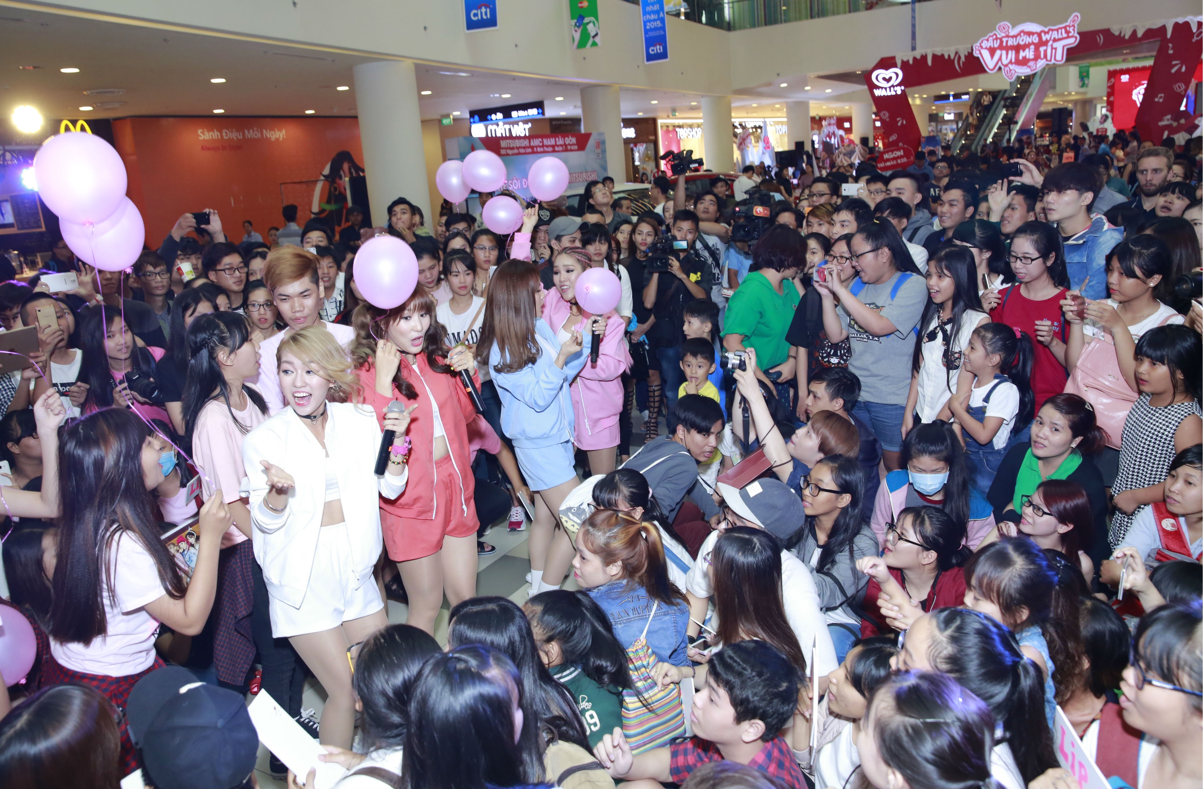 Đông Nhi và gà chiến Lip B ảnh 6 Dong Nhi va ga chien Lip B anh 6