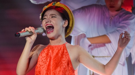 X-Factor: Nu sinh lop 11 duoc khen tai khong doi tuoi hinh anh