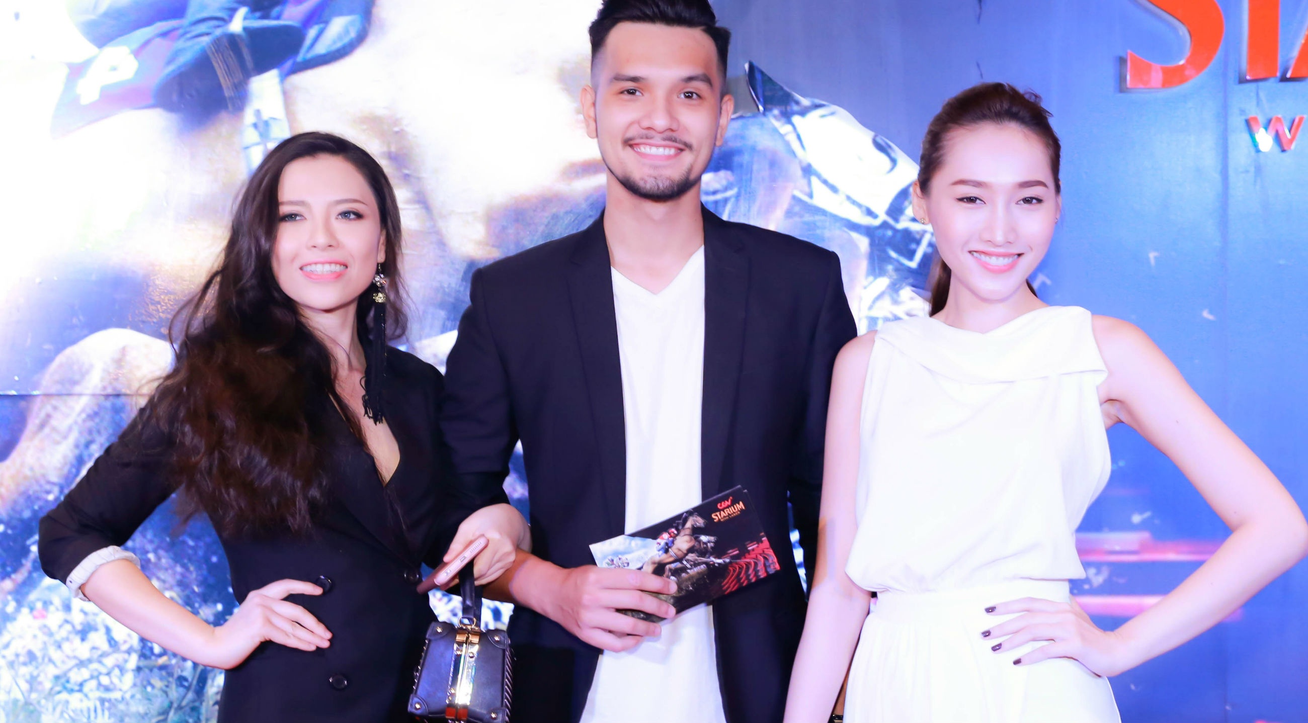 Nghe si Viet hao huc du khai truong cum rap moi hinh anh