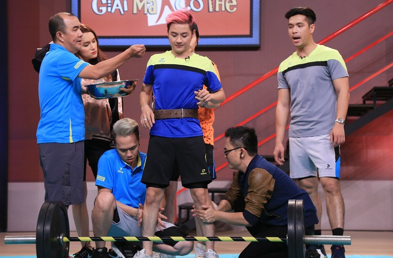Thanh Duy bi MC Dai Nghia tuot quan nang ta hinh anh