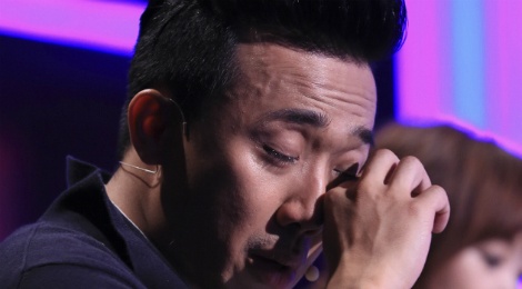 Tran Thanh lai khoc nuc no tren ghe nong game show hinh anh